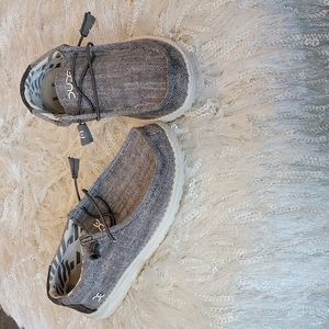 Dude Shoes, men or boys sz 8, gray with white sole